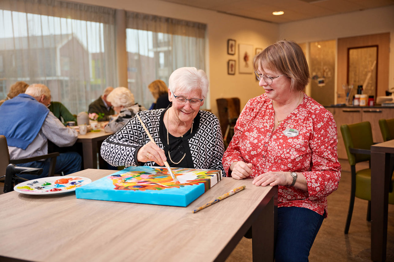 Als je nog thuis woont en graag gezellige activiteiten wil doen of hulp wilt, dan kun je overdag naar de dagbesteding van Anna.
